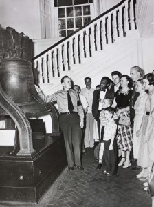 A National Park Service ranger gives a talk about the Liberty Bell to tourists, Independence Hall, July 1951. Photo credit: Abbie Rowe, National Park Service, Wikimedia Commons.