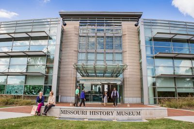 Missouri History Museum, park side entrance 2. Courtesy of Missouri History Museum, https://www.flickr.com/photos/mohistory/11717434556, CC BY-NC-SA 2.0.
